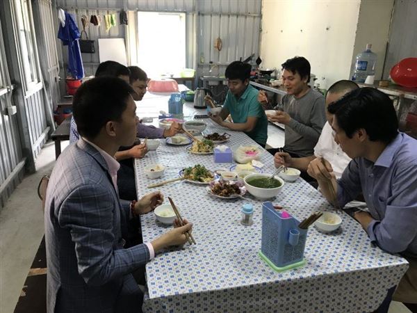 Một buổi trưa ở công trường